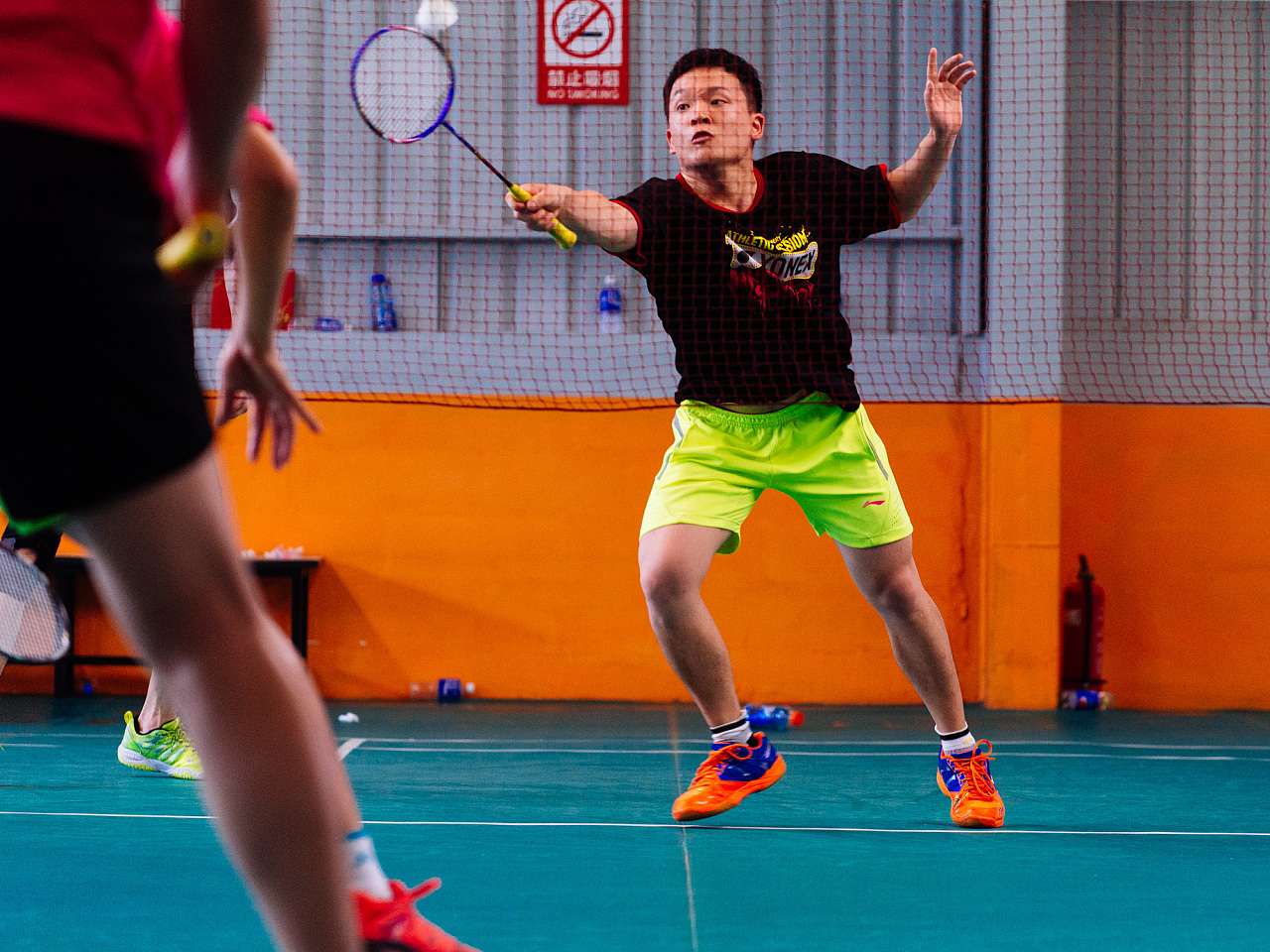 他继续留在 他继续留在